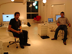 Information Architectsのオフィスにて、Oliverさん（右）とChrisさん（左）