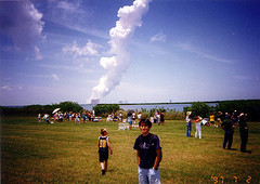 STS-94打上げ後の噴煙をバックに記念撮影