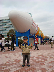 H-IIロケットの前で息子を記念撮影