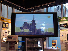 JAXAiのミニシアターにある大型モニターに映し出された打上げ前のスペースシャトル