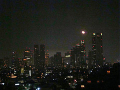 黒野さんの仕事場から見た新宿高層ビル群と月の出