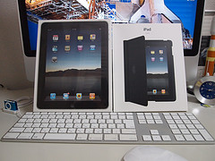 iPad本体とケースの箱を並べて記念撮影