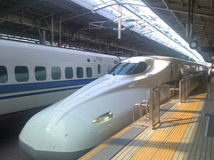 新大阪駅のホームに到着したN700系新幹線