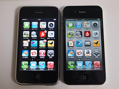 iPhone 3GとiPhone 4を並べて記念撮影