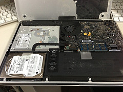 裏蓋を外した状態のMacBook Pro
