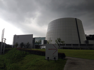 暗雲の下の仙台市天文台