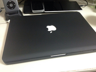 ハードケースを取り付けた状態のMacBook Pro（仕事用）