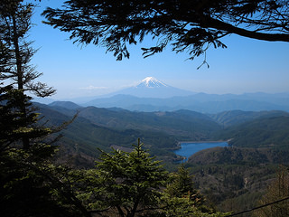 遠くに大菩薩湖と富士山を臨む
