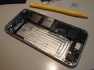 バッテリーを取り去った状態のiPhone 5