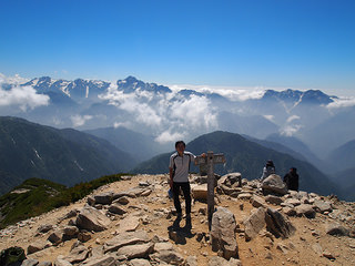 唐松岳頂上にて、剣岳をバックに撮っていただいた記念写真