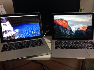 これまで使ってきた非RetinaモデルのMacBook Pro（左）と、新しいMacBook Pro（右）