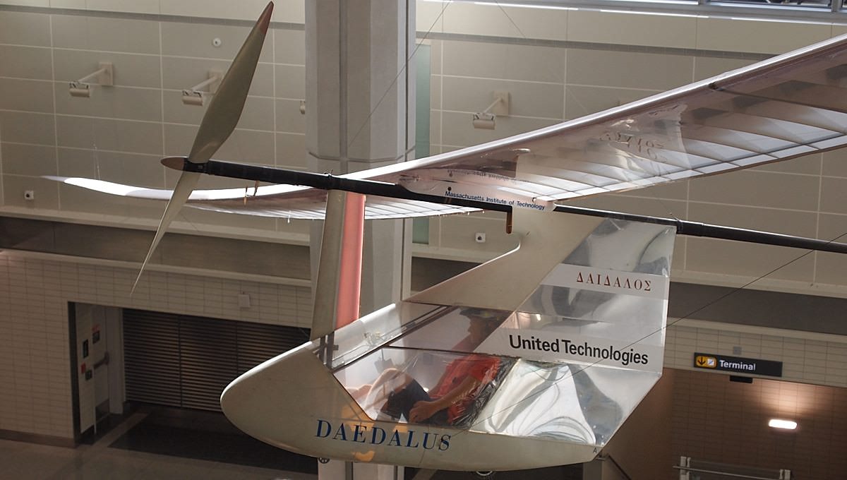 飛行時間、飛行距離の世界記録を更新した人力飛行機「Daedalus」